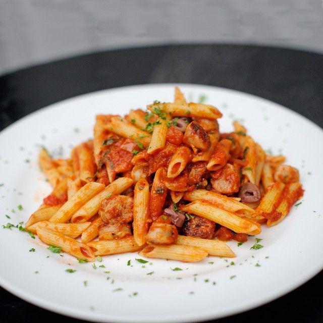 รูปภาพ:http://www.cafemidi.com/media/catalog/product/cache/1/image/9df78eab33525d08d6e5fb8d27136e95/p/e/penne_pasta_with_chicken_apple_sausage_kalamata_olives_tomatoes_basil_and_garlic_14.95.jpg