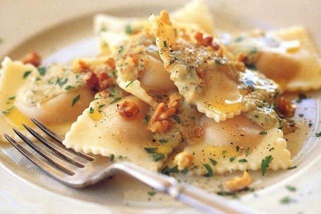 รูปภาพ:http://img.delicious.com.au/juILW5s3/h506-w759-cfill/del/2015/10/pumpkin-and-goats-cheese-ravioli-with-walnut-sauce-11436-1.jpg