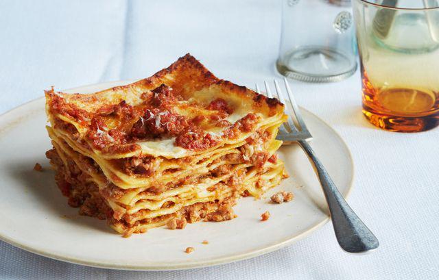 รูปภาพ:http://www.bonappetit.com/wp-content/uploads/2013/09/lasagna-bolognese.jpg