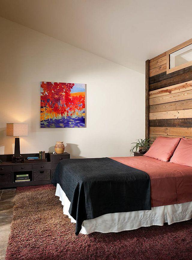 รูปภาพ:http://cdn.decoist.com/wp-content/uploads/2016/09/Modern-rustic-bedroom-with-reclaimed-wood-accent-wall.jpg