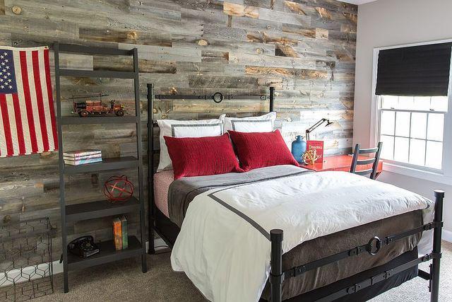 รูปภาพ:http://cdn.decoist.com/wp-content/uploads/2016/09/Iron-bed-and-reclaimed-wood-wall-bring-plenty-of-texture-to-the-boys-bedroom.jpg