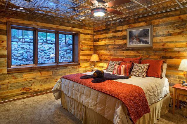 รูปภาพ:http://cdn.decoist.com/wp-content/uploads/2016/09/Cozy-rustic-bedroom-clad-in-wood-and-metal.jpg