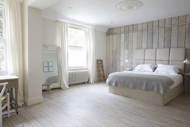 รูปภาพ:http://cdn.decoist.com/wp-content/uploads/2016/09/Tranquil-bedroom-in-white-uses-reclaimed-wood-all-around.jpg