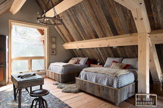 รูปภาพ:http://cdn.decoist.com/wp-content/uploads/2016/09/Reclaimed-wood-is-the-star-of-this-rustic-bedroom.jpg