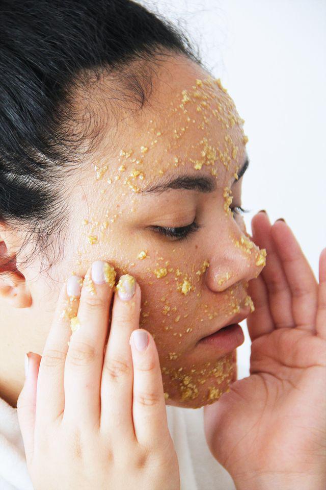 รูปภาพ:http://golden-strokes.com/wp-content/uploads/2016/01/face-scrub-home-made-honey-oatmeal-olive-oil-beauty-skincare-blogger-DIY.jpg