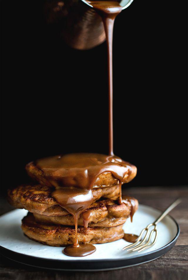 รูปภาพ:http://ladyandpups.com/wp-content/uploads/2015/10/sticky-toffee-pancake19.jpg
