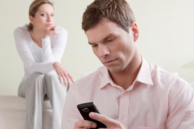 รูปภาพ:http://iamfedupwithyourliesandcheating.com/wp-content/uploads/2014/09/jealous-woman-watching-husband-on-phone.jpg