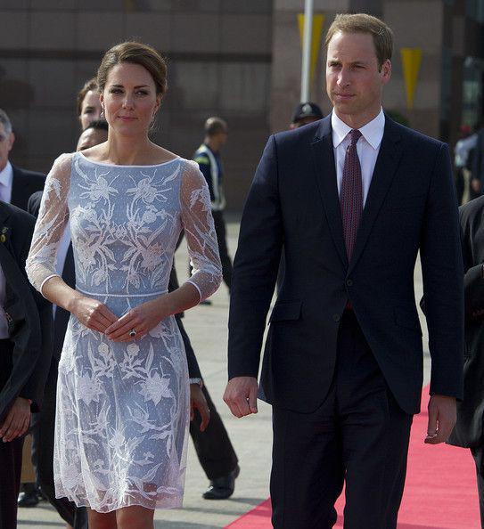 รูปภาพ:http://www4.pictures.zimbio.com/gi/Kate+Middleton+Duke+Duchess+Cambridge+Diamond+pka2aKKg4FZl.jpg