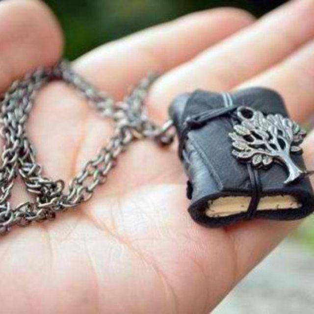 ตัวอย่าง ภาพหน้าปก:'Book Necklace' จี้ห้อยคอสุดน่ารักที่คนรักหนังสือไม่ควรพลาด!