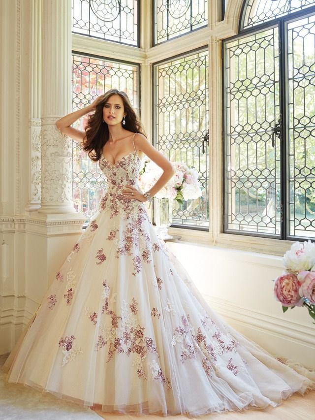 รูปภาพ:http://g04.a.alicdn.com/kf/HTB1ZqC7JpXXXXcVXFXXq6xXFXXXR/New-Flowers-Appliques-Wedding-Dress-Purple-And-White-Wedding-Dresses-Sweetheart-Spaghetti-Straps-A-Line-Bridal.jpg