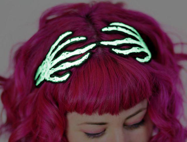 รูปภาพ:https://www.rainbowhaircolour.com/wp-content/uploads/2015/10/Skeleton-Hands-Headband-glow.jpg