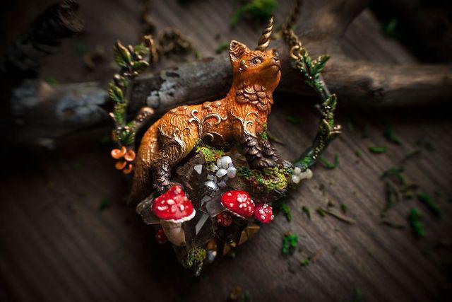 รูปภาพ:http://static.boredpanda.com/blog/wp-content/uploads/2016/10/Magical-jewelry-and-creatures-from-polymer-clay-and-minerals-57f5ee351057f__700.jpg