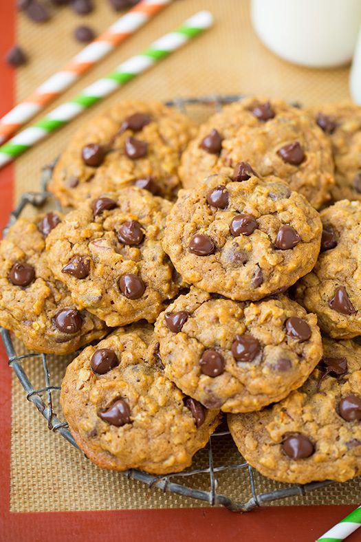 รูปภาพ:http://www.cookingclassy.com/wp-content/uploads/2014/08/pumpkin_oat_chocolate_chip_cookies..jpg