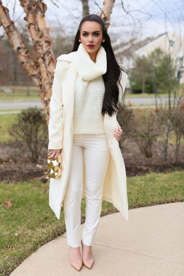 รูปภาพ:http://glamradar.com/wp-content/uploads/2015/10/1.-all-white-outfit-with-nude-heels.jpg