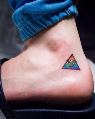 รูปภาพ:http://zone1.sprdit.netdna-cdn.com/wp-content/uploads/2015/03/katy-perry-rainbow-triangle-ankle-tattoo-320x400.jpg