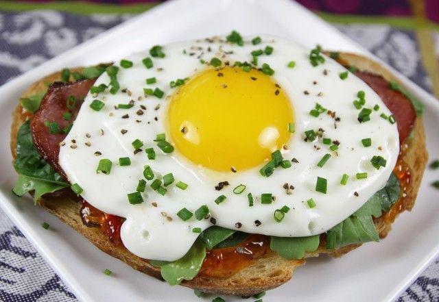 รูปภาพ:http://adrianawright.com/wp-content/uploads/2013/04/scrumptious-open-face-breakfast-sandwich-1024x705.jpg