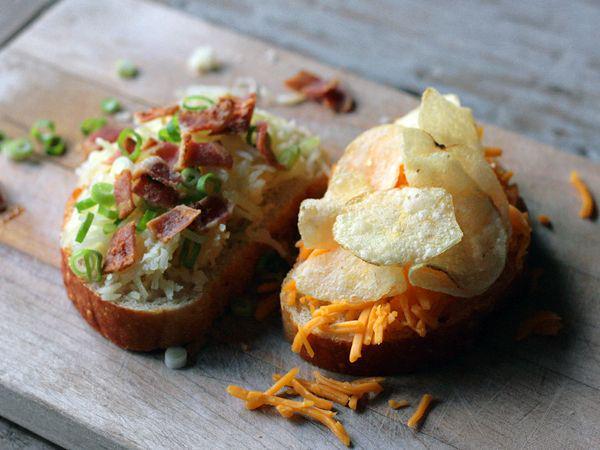 รูปภาพ:http://www.tastespotting.com/features/wp-content/uploads/loaded-baked-potato-grilledcheese-open.jpg