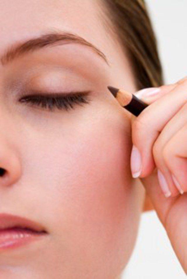 รูปภาพ:http://imworld.aufeminin.com/story/20140717/how-to-apply-eyeliner-applying-eyeliner-283657_w1000.jpg
