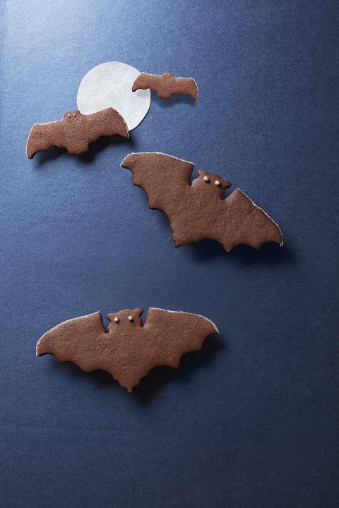 รูปภาพ:http://ghk.h-cdn.co/assets/cm/15/12/480x720/550947336cc40-fall-treats-spiced-chocolate-bat-cookies-1014.jpg