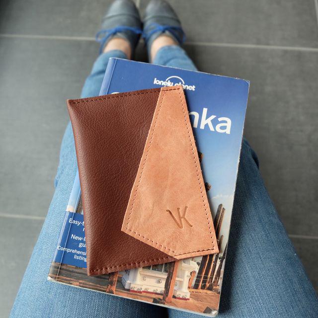 รูปภาพ:https://vankdesign.com/shop/wp-content/uploads/2015/03/Brown-leather-passport-holder-cover-Vank-Design.jpg