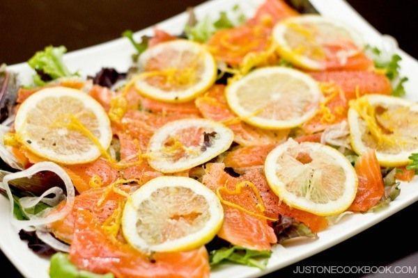 รูปภาพ:http://www.justonecookbook.com/wp-content/uploads/2011/05/Smoked-Salmon-Salad-with-Lemon-Vinaigrette-W600.jpg