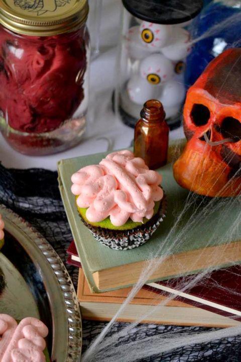 รูปภาพ:http://ghk.h-cdn.co/assets/16/25/480x720/gallery-1466720888-tattooed-martha-mad-scientist-cupcakes-with-brain-buttercream-frosting-8.jpg