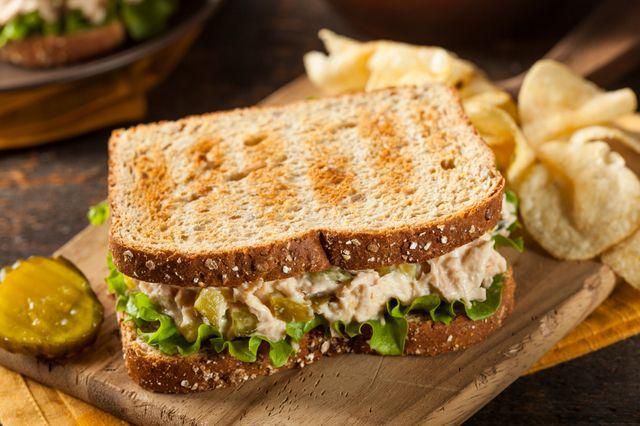 รูปภาพ:http://www.cheatsheet.com/wp-content/uploads/2015/06/Healthy-Tuna-Sandwich-with-Lettuce.jpg