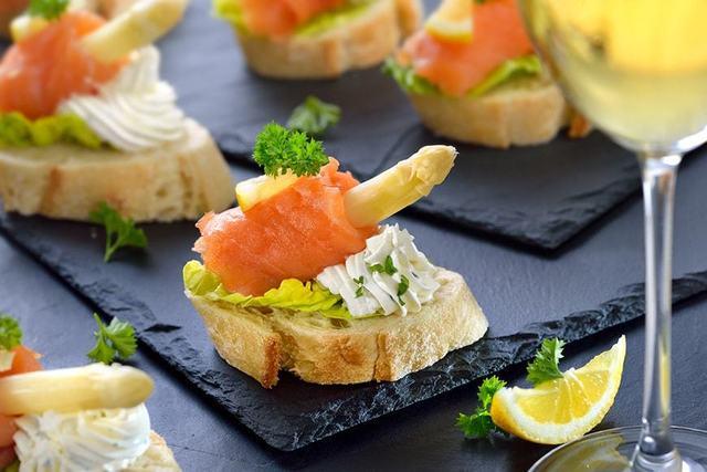 รูปภาพ:http://savoy.co.nz/wp-content/uploads/2014/01/Canapes-and-Platters-catering-Savoy-Auckland-luxury-corporate-sailing-boat-min.jpg