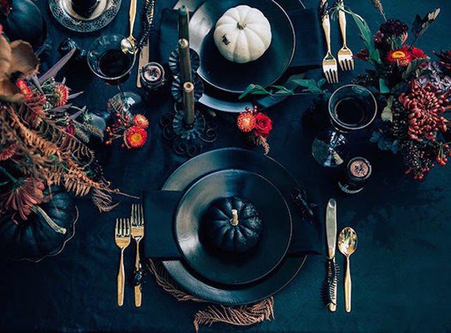 รูปภาพ:http://cdn.decoist.com/wp-content/uploads/2015/09/Very-elegant-black-Halloween-table-setting-with-pumpkins-and-autumn-foliage.jpg