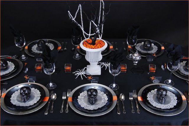 รูปภาพ:http://cdn.decoist.com/wp-content/uploads/2015/09/Ghoulish-glam-Halloween-table-setting-with-black-skulls.jpg