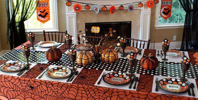 รูปภาพ:http://www.homecrux.com/wp-content/uploads/2014/10/Halloween-decoration-ideas-for-dining-table_2.jpg
