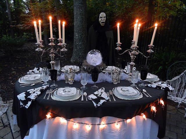 รูปภาพ:http://cdn.decoist.com/wp-content/uploads/2015/09/Outdoor-Halloween-table-setting-with-large-candlesticks.jpg