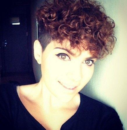 รูปภาพ:http://www.prettydesigns.com/wp-content/uploads/2014/11/Chic-Shaved-Hairstyle-with-Top-Curls.jpg