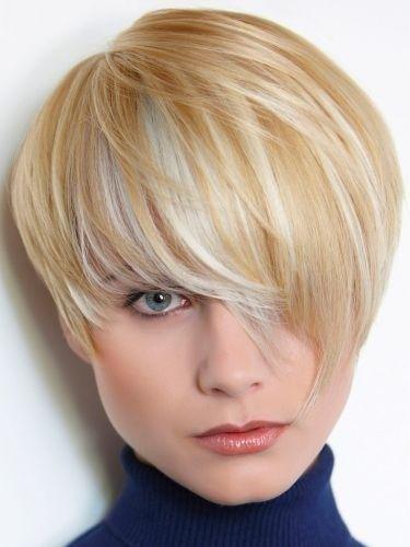 รูปภาพ:http://www.prettydesigns.com/wp-content/uploads/2014/11/Straight-Short-Haircut-with-Long-Bangs.jpg