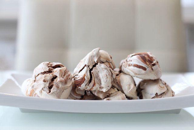 รูปภาพ:http://kosherscoop.com/wp-content/uploads/2014/03/chocolate-swirl-meringue-cookies.jpg