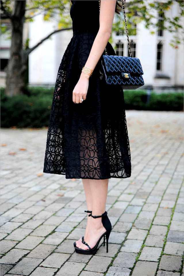 รูปภาพ:http://fashion-name.com/wp-content/uploads/2016/6/what-to-wear-with-black-lace-skirt-fashion-outlet_2.jpg