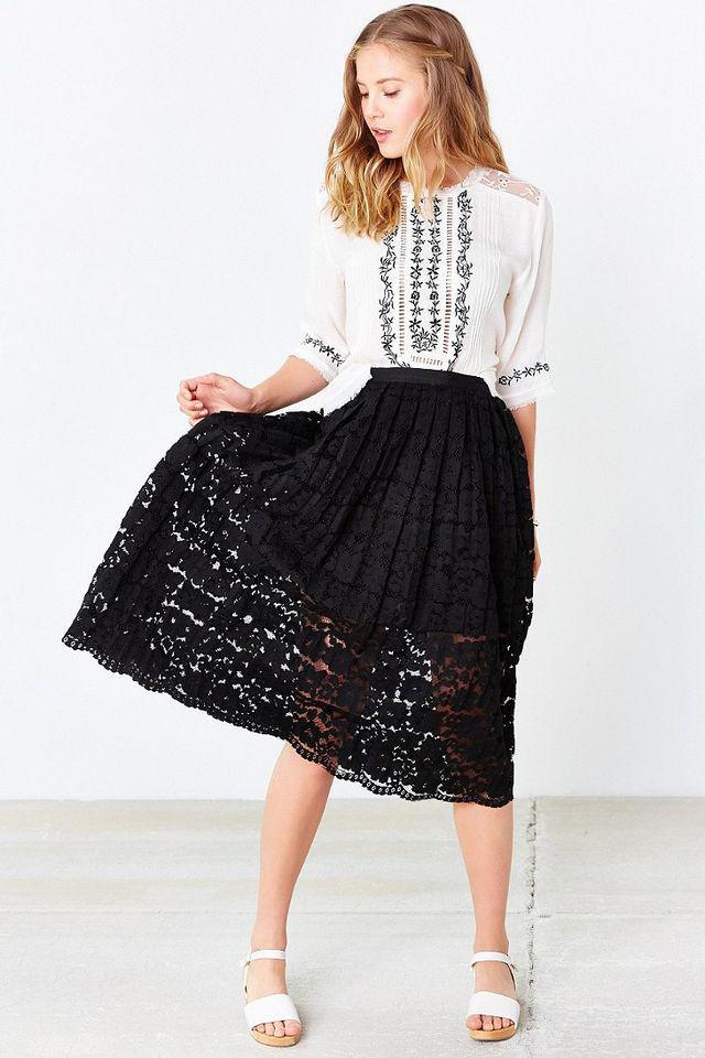 รูปภาพ:https://cdnb.lystit.com/photos/7b9a-2015/08/10/kimchi-blue-black-lace-midi-skirt-product-1-049840955-normal.jpeg