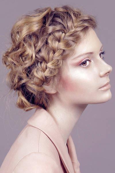 รูปภาพ:http://hypercube.me/wp-content/uploads/2014/01/crown-french-braid-curly-hair.jpg