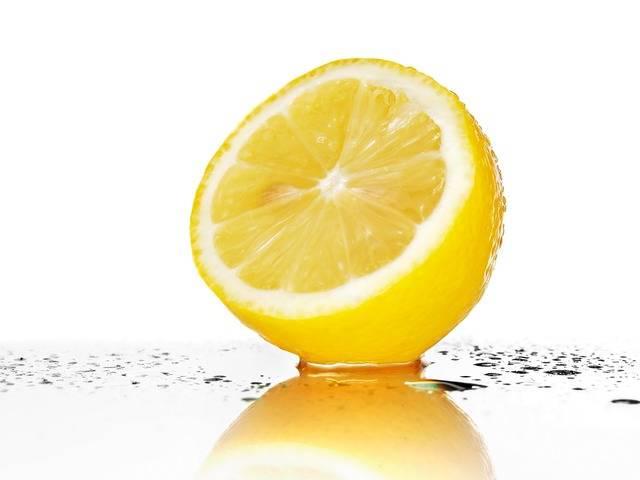 รูปภาพ:https://andreadrugay.files.wordpress.com/2012/02/fresh_yellow_lemon_3228.jpg