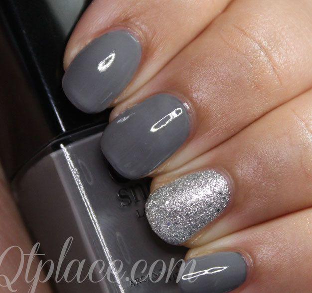 รูปภาพ:https://www.askideas.com/media/81/Glossy-Gray-And-Accent-Glitter-Nail-Art.jpg