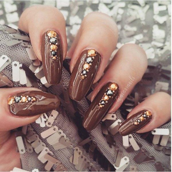 รูปภาพ:http://bmodish.com/wp-content/uploads/2015/10/embellished-brown-nail-art-bmodish.jpg