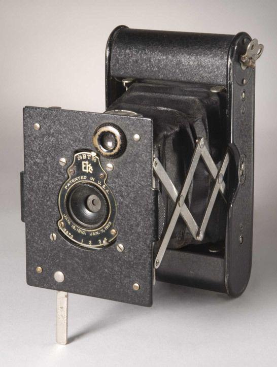 รูปภาพ:http://blog.nationalmediamuseum.org.uk/wp-content/uploads/2014/03/vest-pocket-autographic-kodak-camera1.jpg