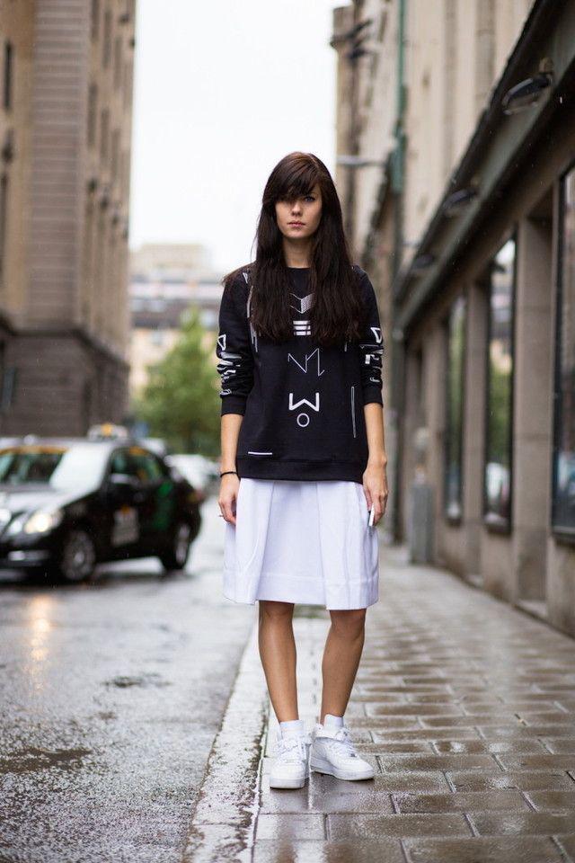 รูปภาพ:http://glamradar.com/wp-content/uploads/2015/12/0.-graphic-sweater-with-white-skirt.jpg