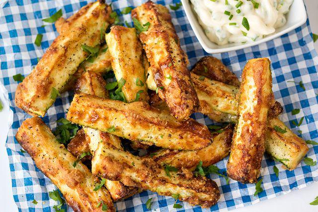 รูปภาพ:https://images.britcdn.com/wp-content/uploads/2016/04/parmesan-zucchini-fries-with-garlic-lemon-mayo-finished.jpg