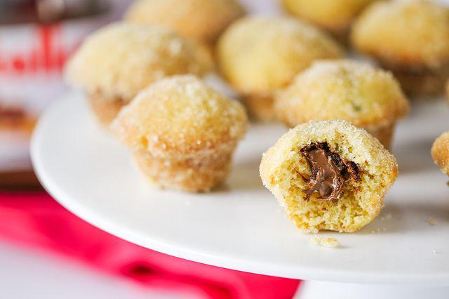 รูปภาพ:https://images.britcdn.com/wp-content/uploads/2015/11/Mini-Nutella-stuffed-Donut-Muffins-finished-5.jpg