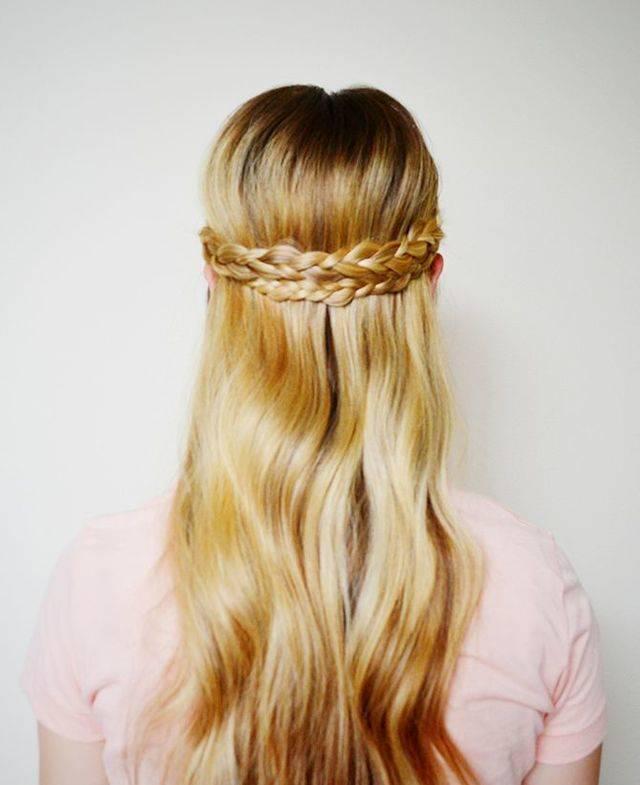 รูปภาพ:http://glamradar.com/wp-content/uploads/2014/08/golden-blonde-half-crown-braid.jpg