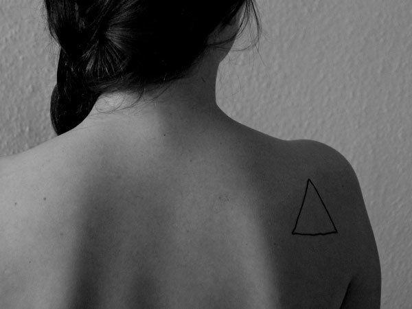 รูปภาพ:http://slodive.com/wp-content/uploads/2012/11/triangle-tattoo/back-tattoo.jpg