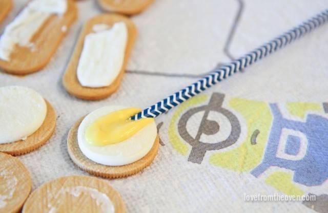 รูปภาพ:http://cf.lovefromtheoven.com/wp-content/uploads/2015/06/Easy-Minion-Cookies-6-650x422.jpg