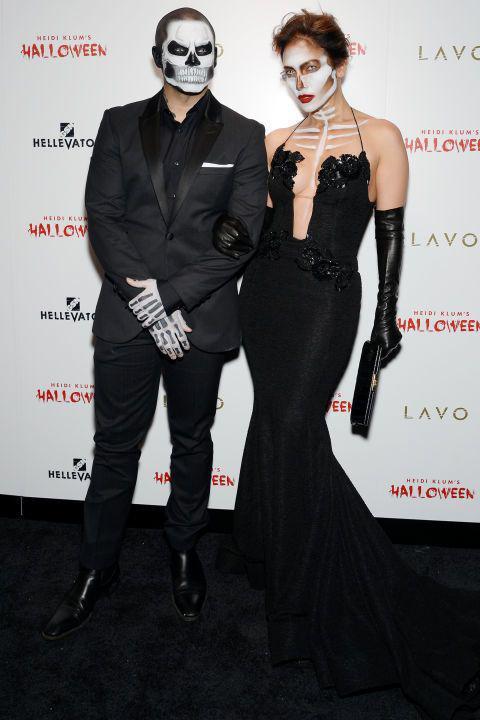 รูปภาพ:http://hbz.h-cdn.co/assets/16/32/480x720/hbz-halloween-update-casper-smart-jlo.jpg