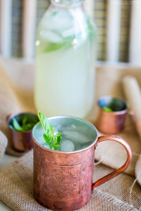 รูปภาพ:http://ghk.h-cdn.co/assets/16/42/480x718/gallery-1476975455-i-love-these-basil-lemonade-moscow-mules-refreshing-and-delicious-683x1024.jpg